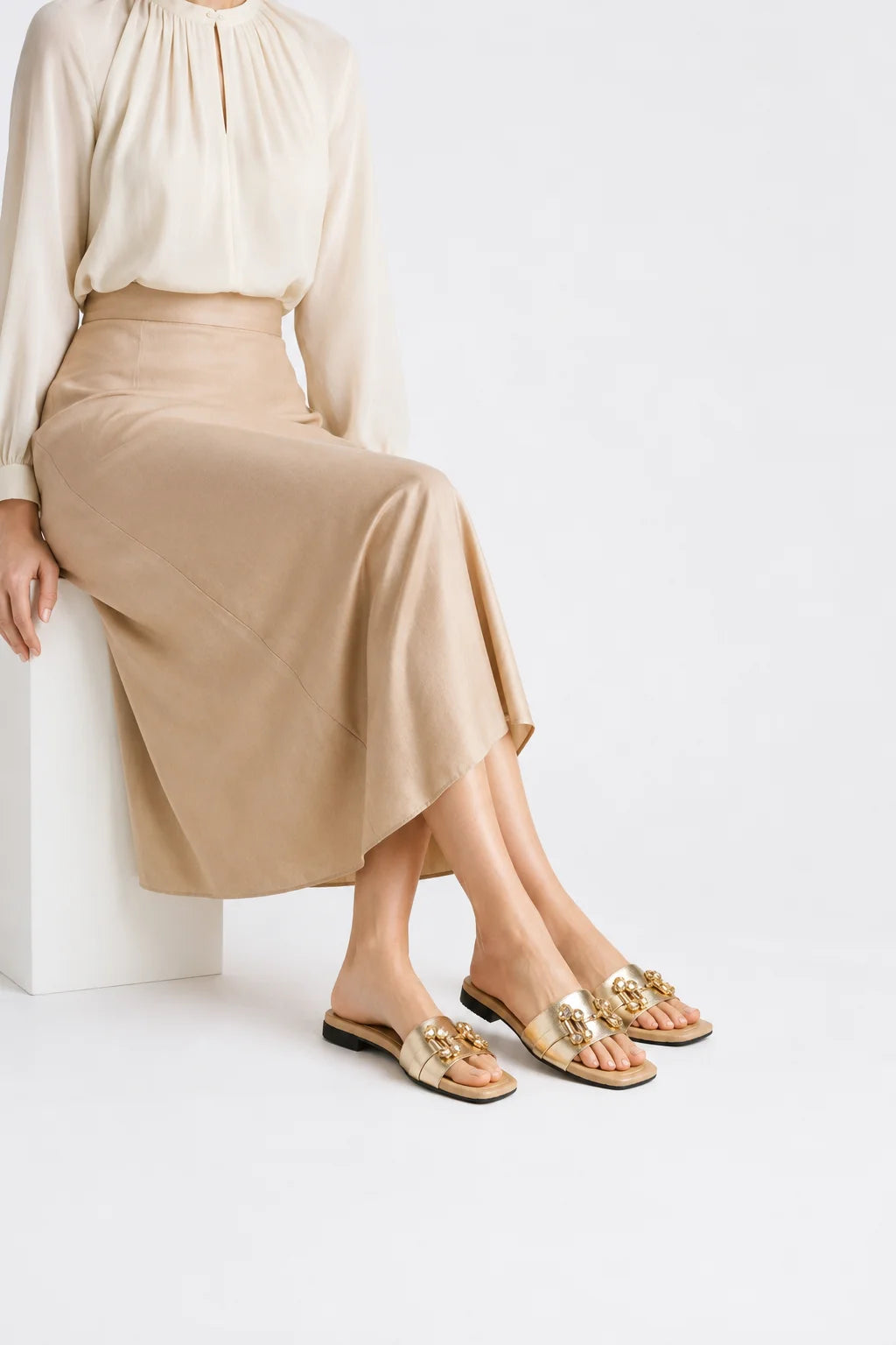 Elegant Gold Party Slipper