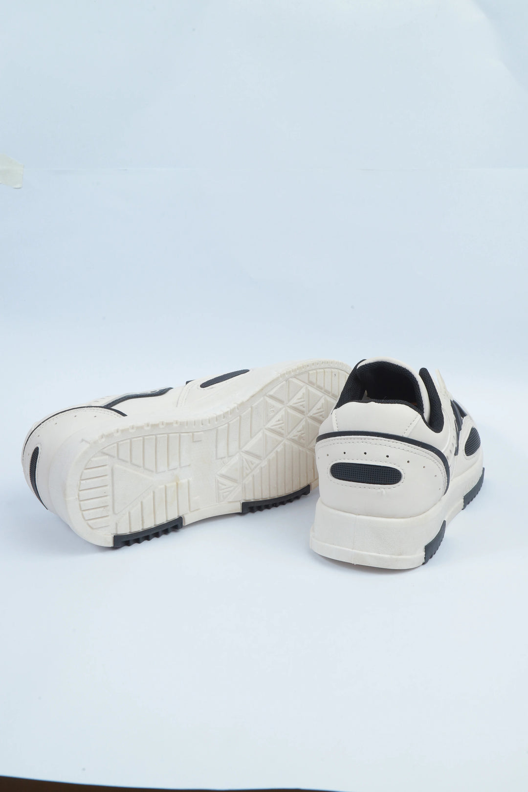 White/Black Fashion Comfort Sneakers